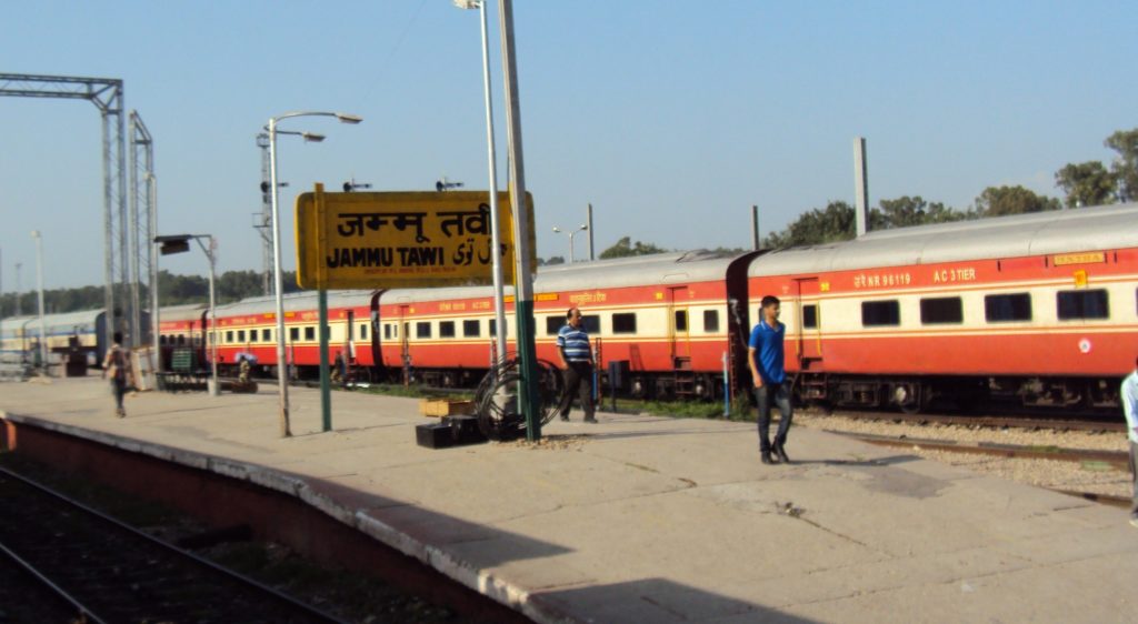 माँ के दरबार पहुंचने के लिए सबसे पहले पहुँचे जम्मू तवी रेलवे स्टेशन