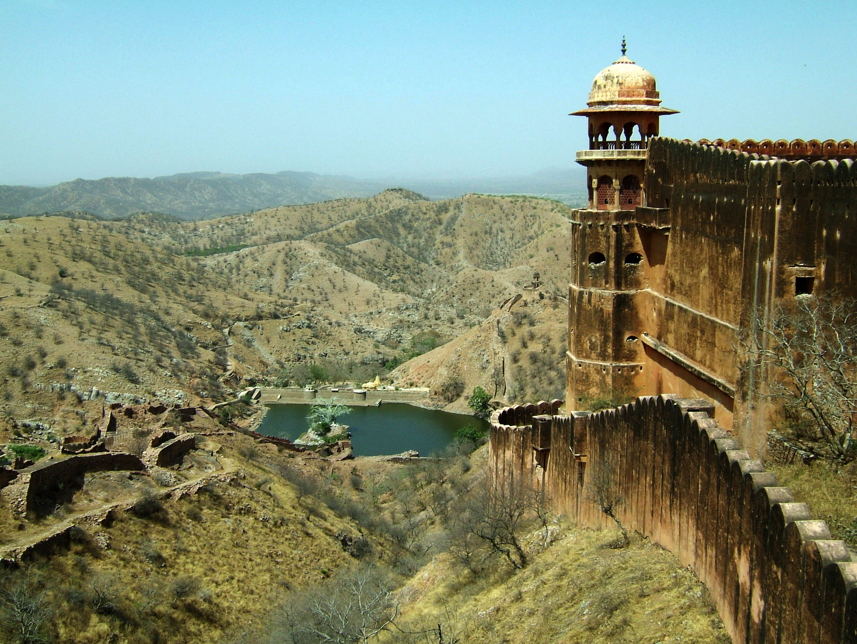634924098371900025_rajasthan-jaipur-jaigarh-fort-perimeter-walls-apr-2004-01