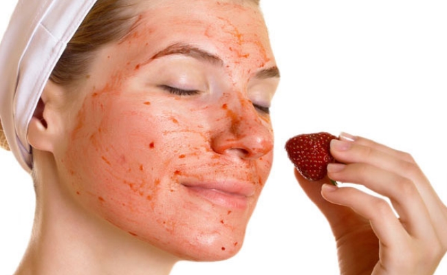 moisturizing-strawberry-face-mask-for-dry-skin