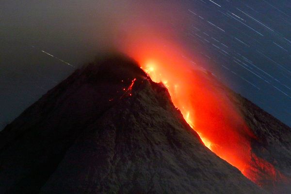 eruption-indonesia-file-lava