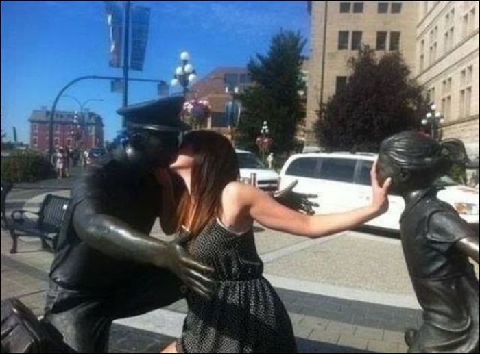girl kiss with statue