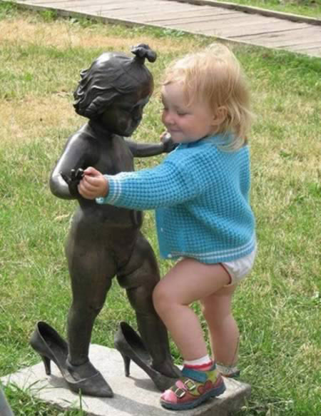 kid dance with statue