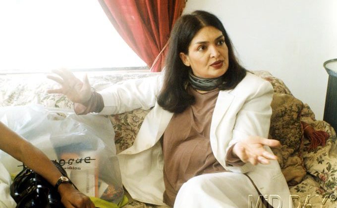 Parveen Babi last days before death picture talking with media