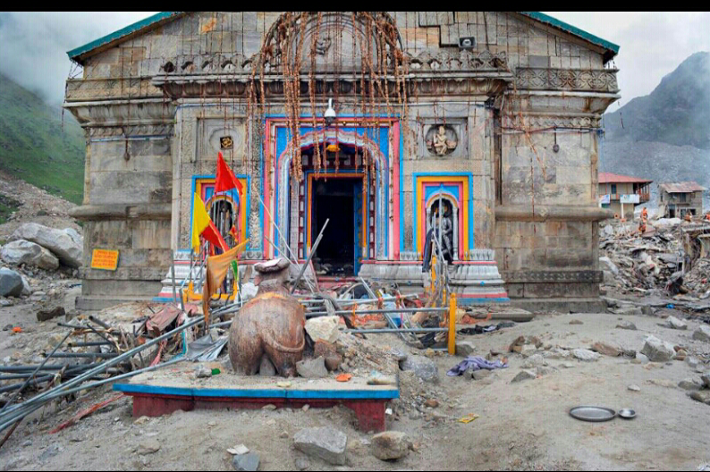 जून 2013 केदारनाथ आपदा के बाद केदारनाथ मंदिर