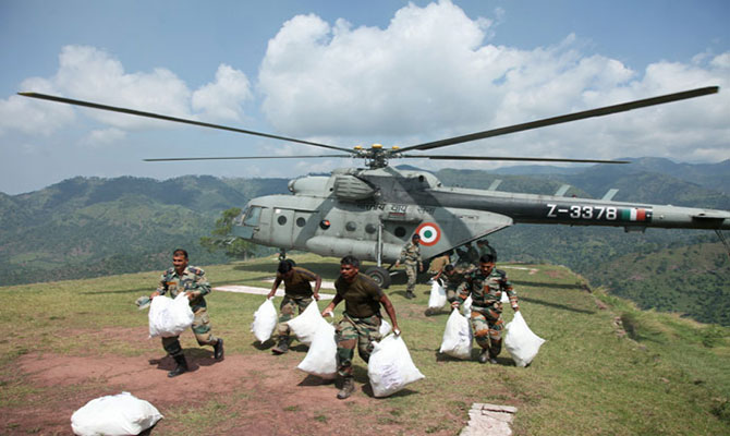 केदारनाथ आपदा: सेना के जवान हेलिकॉप्टर द्वारा भोजन पीड़ितों तक पहुंचाते हुए